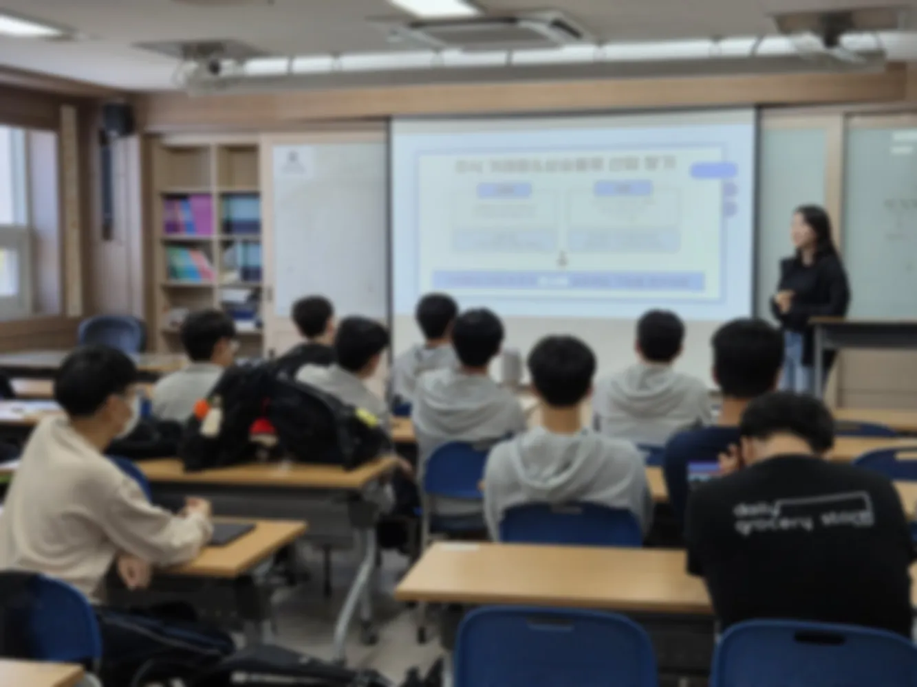 교실에서 강사가 경제금융교실 수업을 진행하는 모습