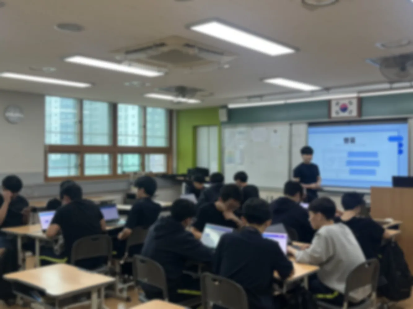 경제금융교실에서 학생들이 노트북으로 실습하는 모습