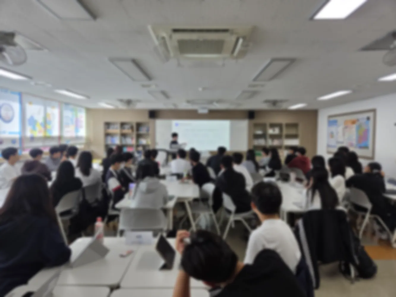 가치투자 원데이 클래스에서 발표를 준비하는 학생들